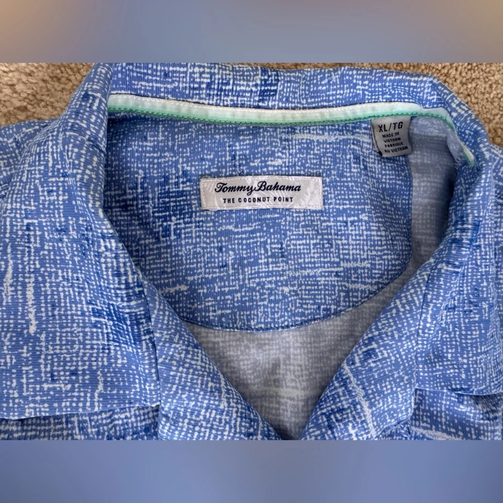 Tommy Bahama Men’s Hawaiian/Beach Shirt - Picture 4 of 7